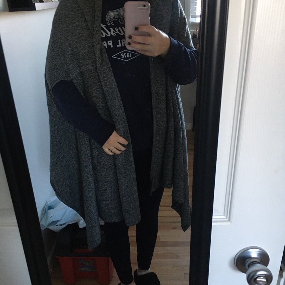 LULULEMON SWEATER. Need to be ironed.